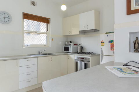 B6 Close To UWA, Swan River, Cafes & The New Childrens Hospital - Accommodation Sunshine Coast 3