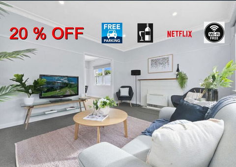 BALLARAT CLOSE 2 CBD + HOSPITAL+3BR HOME+NETFLIX + WiFi + Gift - Accommodation Sunshine Coast 0