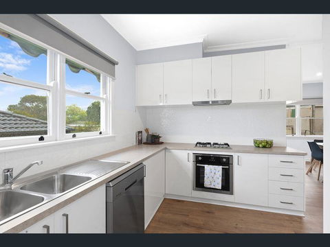 BALLARAT CLOSE 2 CBD + HOSPITAL+3BR HOME+NETFLIX + WiFi + Gift - Accommodation Sunshine Coast 3