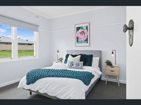 BALLARAT CLOSE 2 CBD + HOSPITAL+3BR HOME+NETFLIX + WiFi + Gift - Accommodation Sunshine Coast 1