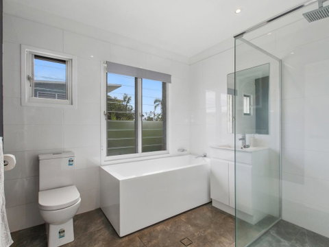 BEACH HOUSE ON PEARL - Accommodation Sunshine Coast 0