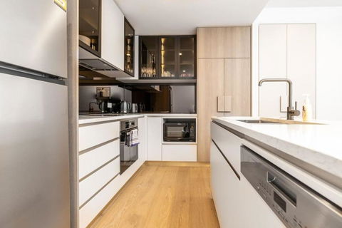 Restful Apt Near ANZAC Park West - Accommodation Sunshine Coast 3