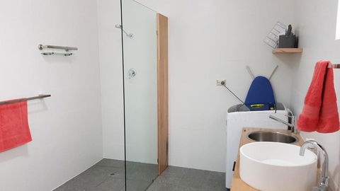 Red Ochre - Large Apartment With Private Courtyard - Accommodation Sunshine Coast 3