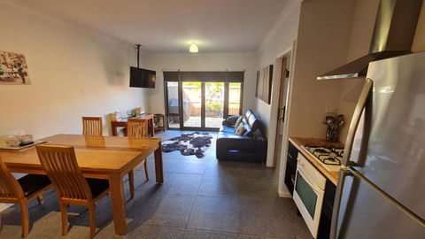 Red Ochre - Large Apartment With Private Courtyard - Accommodation Sunshine Coast 1