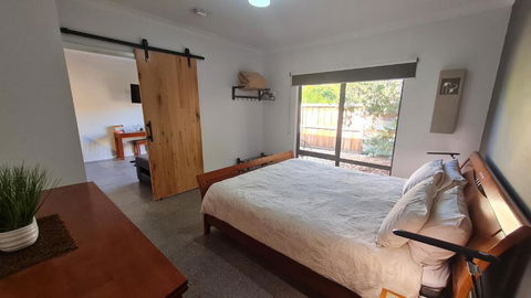 Red Ochre - Large Apartment With Private Courtyard - Accommodation Sunshine Coast 2