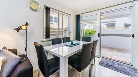 RED Rock - Townhouse In Town - Accommodation Sunshine Coast 1