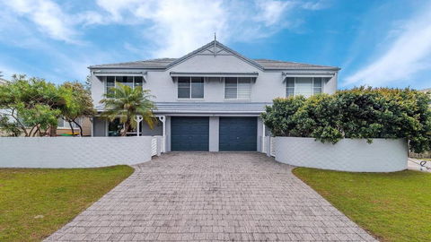 RED Rock - Townhouse In Town - Accommodation Sunshine Coast 0