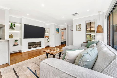 Redbrick Retreat - Generous Coastal Escape - Accommodation Sunshine Coast 1