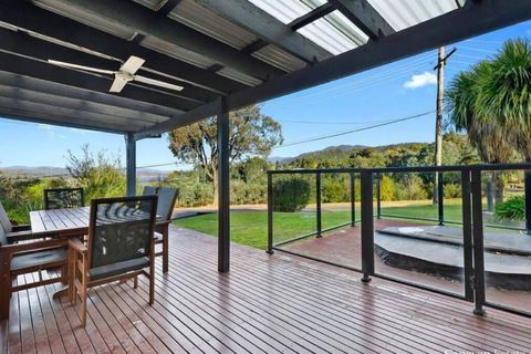 Relax In The Spa With Views Opposite Lake Eildon - Accommodation Sunshine Coast 3
