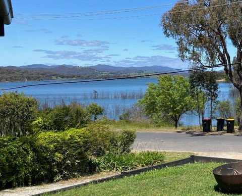 Relax In The Spa With Views Opposite Lake Eildon - Accommodation Sunshine Coast 0