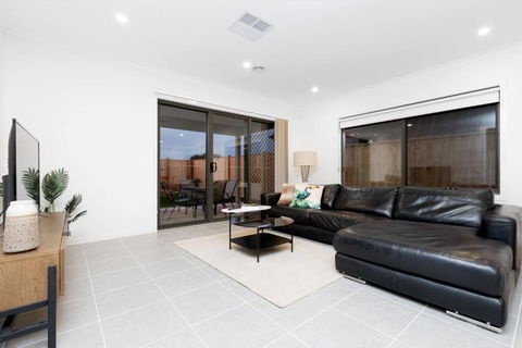 ResortStyle 4BR House With Parking - Accommodation Sunshine Coast 3