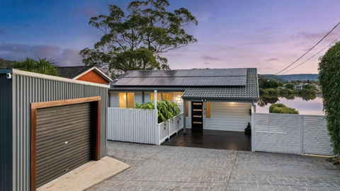 Riverside Retreat - Absolute Waterfront - Accommodation Sunshine Coast 2