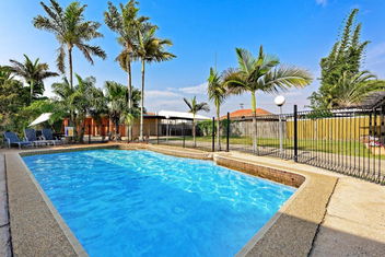 Riviera Motel Bundaberg with Accommodation Sunshine Coast