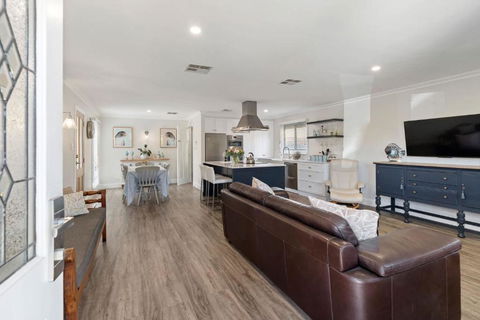 Rose Cottage 3B Hutchinson St Goolwa - Linen Included - Accommodation Sunshine Coast 2