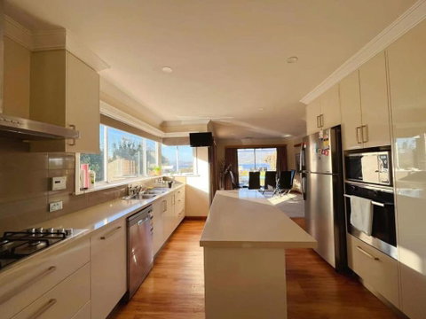 Rose Retreat With Water Front View At Montrose - Accommodation Sunshine Coast 2