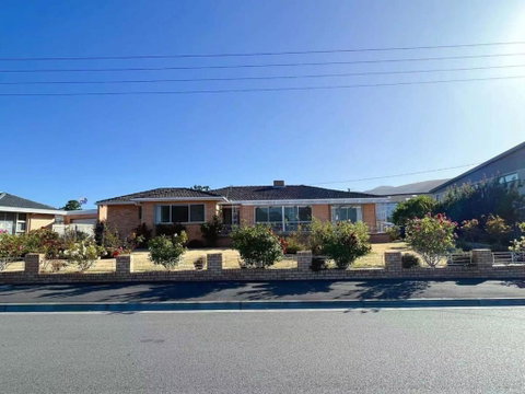 Rose Retreat With Water Front View At Montrose - Accommodation Sunshine Coast 0