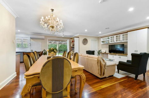 Roselawn Manor - 5 Bedroom Entertainer - Accommodation Sunshine Coast 3