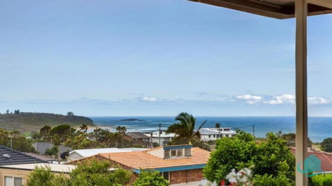 Rosies Retreat - 300m To The Sandy Shores Of Caves Beach - Accommodation Sunshine Coast 1