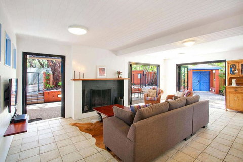 Ross Cres Spacious Private Beach House - Accommodation Sunshine Coast 1