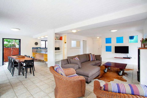 Ross Cres Spacious Private Beach House - Accommodation Sunshine Coast 2