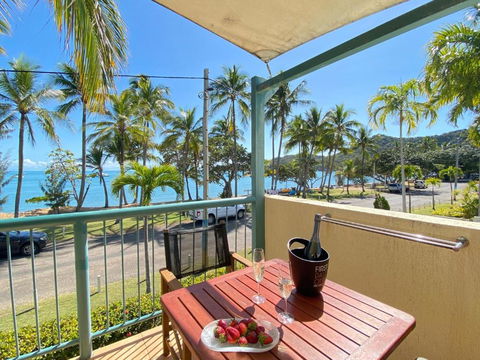 Sails On Horseshoe Apartment 4 - Accommodation Sunshine Coast 2