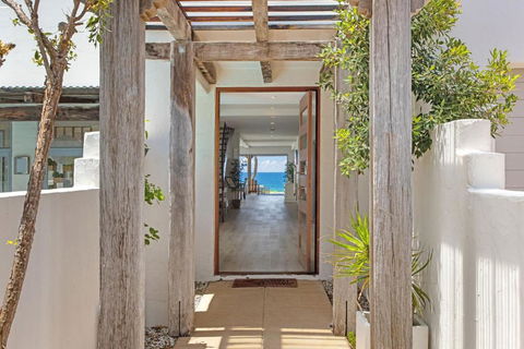Saltwater Beach House - Accommodation Sunshine Coast 3