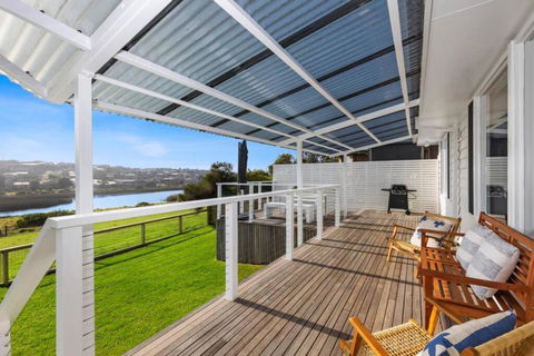 SALTWATER HOUSE - Opposite The Beach And Views Over The Lake! - Accommodation Sunshine Coast 1