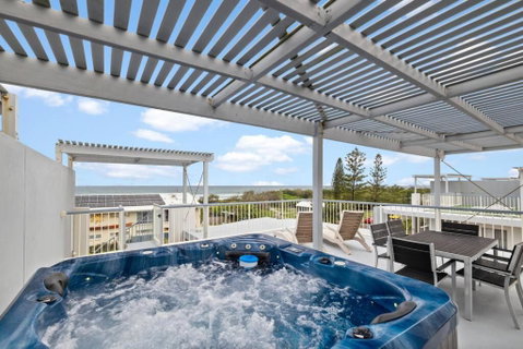 Salty Breeze - Rooftop Terrace & Jacuzzi - Accommodation Sunshine Coast 0