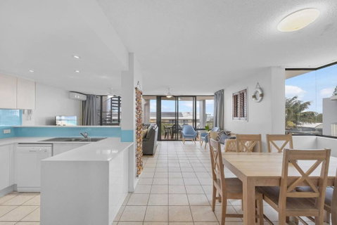 Salty Breeze - Rooftop Terrace & Jacuzzi - Accommodation Sunshine Coast 1