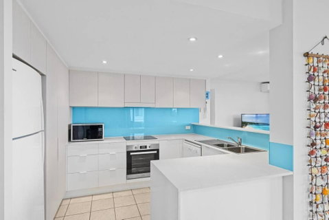 Salty Breeze - Rooftop Terrace & Jacuzzi - Accommodation Sunshine Coast 3