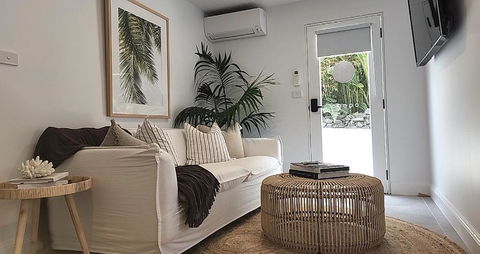 SALTY PALMS -Seaside Studio Apartment - Accommodation Sunshine Coast 3