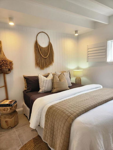 SALTY PALMS -Seaside Studio Apartment - Accommodation Sunshine Coast 1