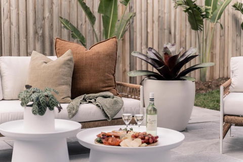 SALTY PALMS On HENLEY -THREE - Accommodation Sunshine Coast 1