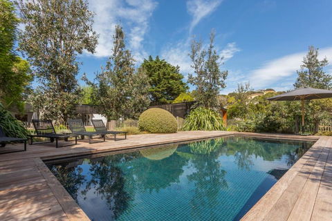 Samantha - Accommodation Sunshine Coast 0