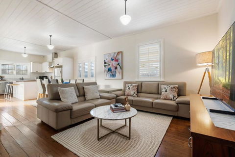 Sampson Cottage - Historic Charm - Accommodation Sunshine Coast 3