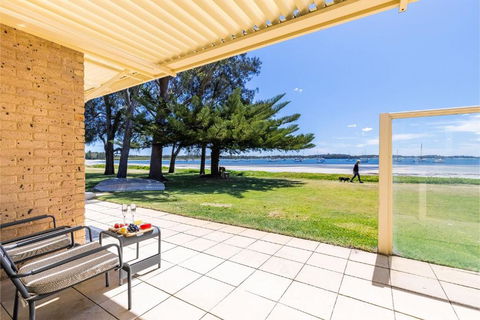 Sandy Beach House Corlette Unit 1 Waterfront WI-FI Aircon - Accommodation Sunshine Coast 2