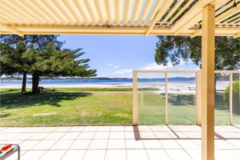 Sandy Beach House Corlette Unit 1 Waterfront WI-FI Aircon - Accommodation Sunshine Coast 1