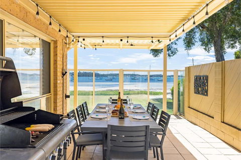 Sandy Beach House Corlette Unit 1 Waterfront WI-FI Aircon - Accommodation Sunshine Coast 3