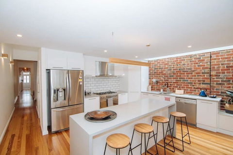 SENSATIONAL Renovated Cottage In Beautiful Seddon - Accommodation Sunshine Coast 3