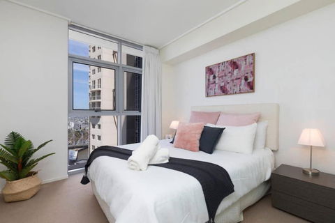 SK2 - CHARMING Skyline CBD W River Views 3 BR Private Apartment - Accommodation Sunshine Coast 0
