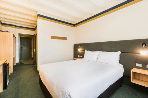 Statesman Hotel - Accommodation Sunshine Coast 0