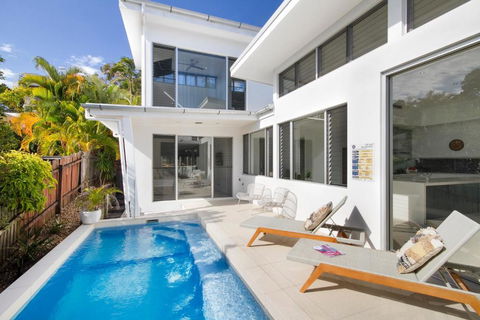 Stunning Views, Private Pool Near Hastings St - Accommodation Sunshine Coast 0