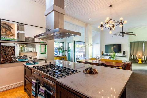 STUNNING TROPICAL OASIS Free Parking - Accommodation Sunshine Coast 0