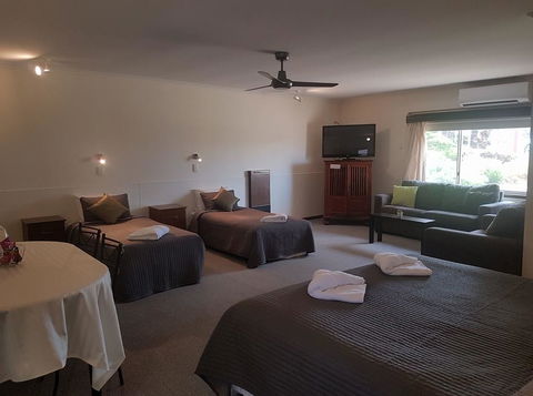 Beachport Motor Inn - Accommodation Sunshine Coast 1