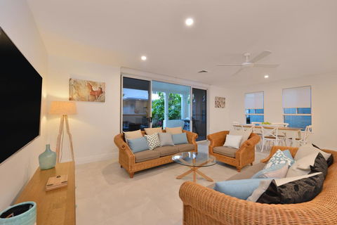 Beachview Villa 7 Plantation House - Accommodation Sunshine Coast 3