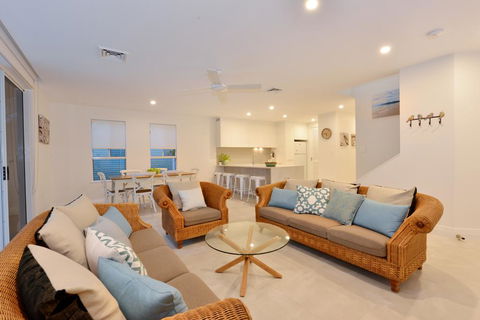 Beachview Villa 7 Plantation House - Accommodation Sunshine Coast 2