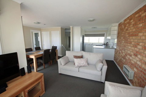 Beloka 9 - Overlooking Lake Jindabyne - Accommodation Sunshine Coast 2