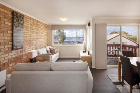 Beloka 9 - Overlooking Lake Jindabyne - Accommodation Sunshine Coast 0