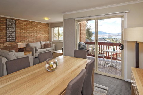 Beloka 9 - Overlooking Lake Jindabyne - Accommodation Sunshine Coast 3