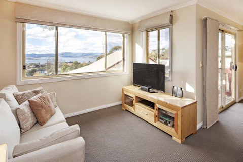 Beloka 9 - Overlooking Lake Jindabyne - Accommodation Sunshine Coast 1